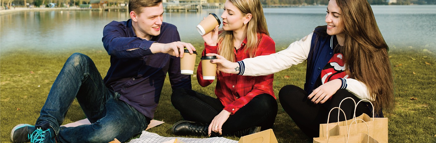 Friends using Corncomp kraft paper packaging